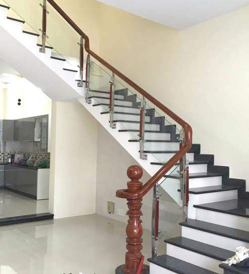 Cầu thang kính cường lực